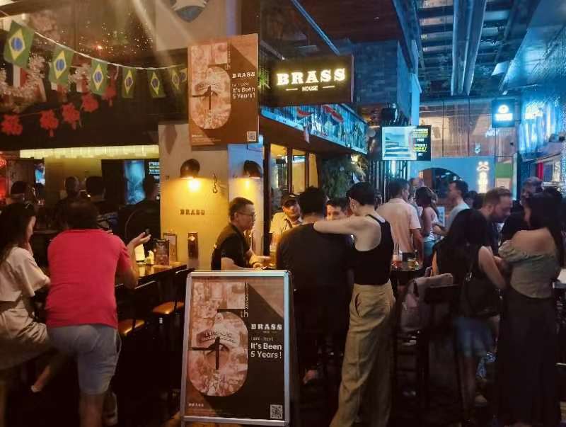 Busy crowd at Brass House during meetup